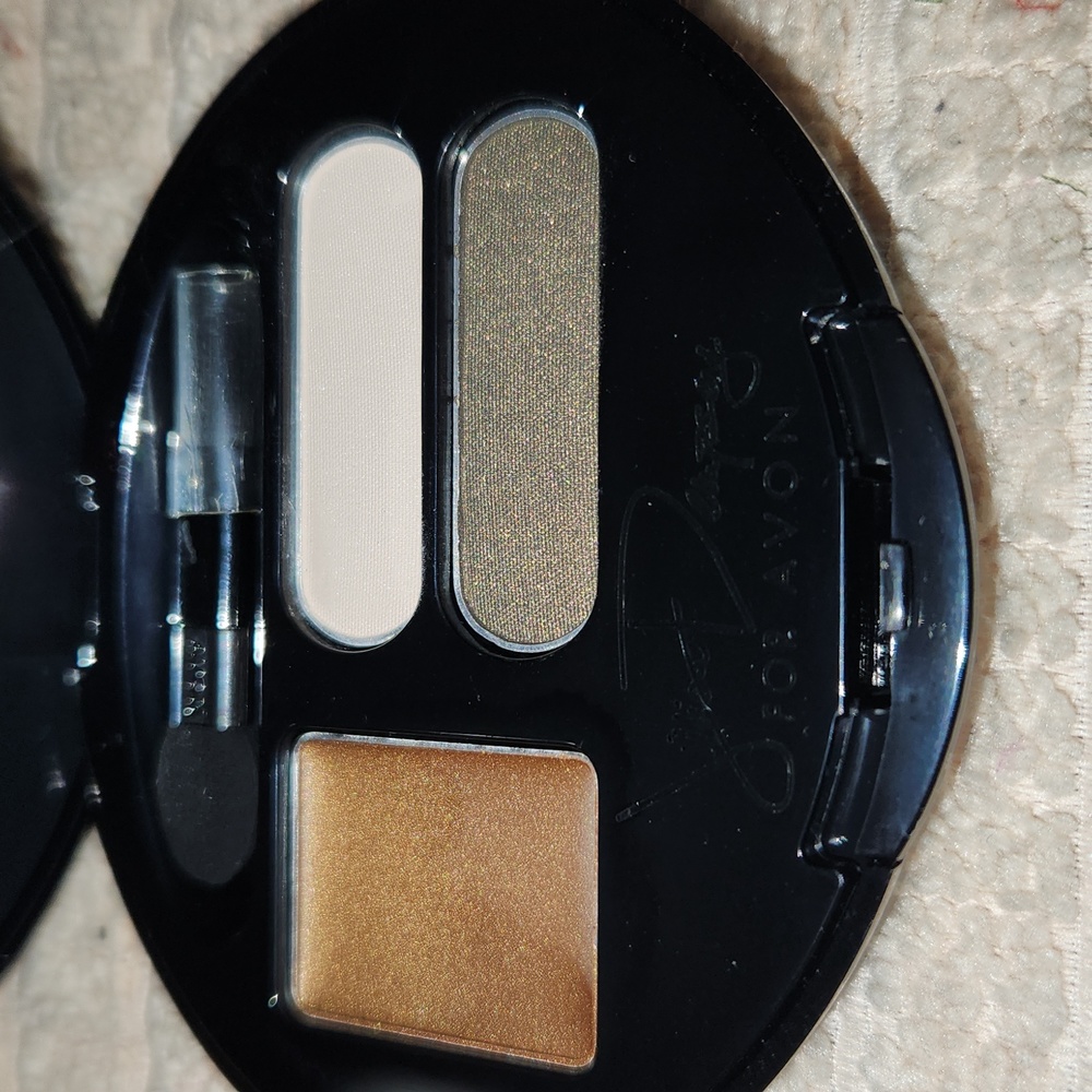 EYESHADOWS - Picture 2 of 3